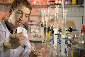 Jan Weber bei der Untersuchung von Ölproben im Labor.