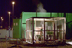 Anlage zur Radiofrequenz-Bodenerwärmung, im Hintergrund die grünen Container für die Steuerung
